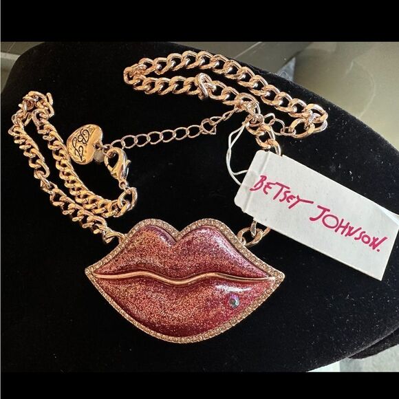 🔥🔥🔥 Betsey Johnson pierced lips necklace with rhinestones Gold Chain. - Picture 1 of 9